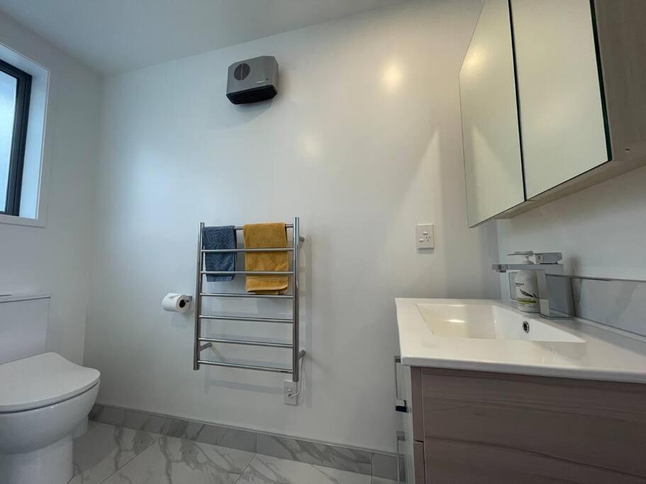 Parkside Retreat - 3 Beds -Sleeps 6 Near Westfield Villa Christchurch Exterior photo